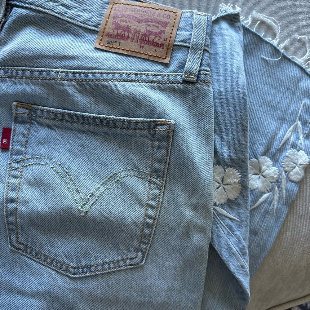 Levi's Women's Jeans in Light Blue with Floral Detail